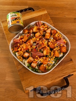 Зелена салата с кресон, царевица от консерва, синьо сирене, прошуто (хамон) и крутони - снимка на рецептата